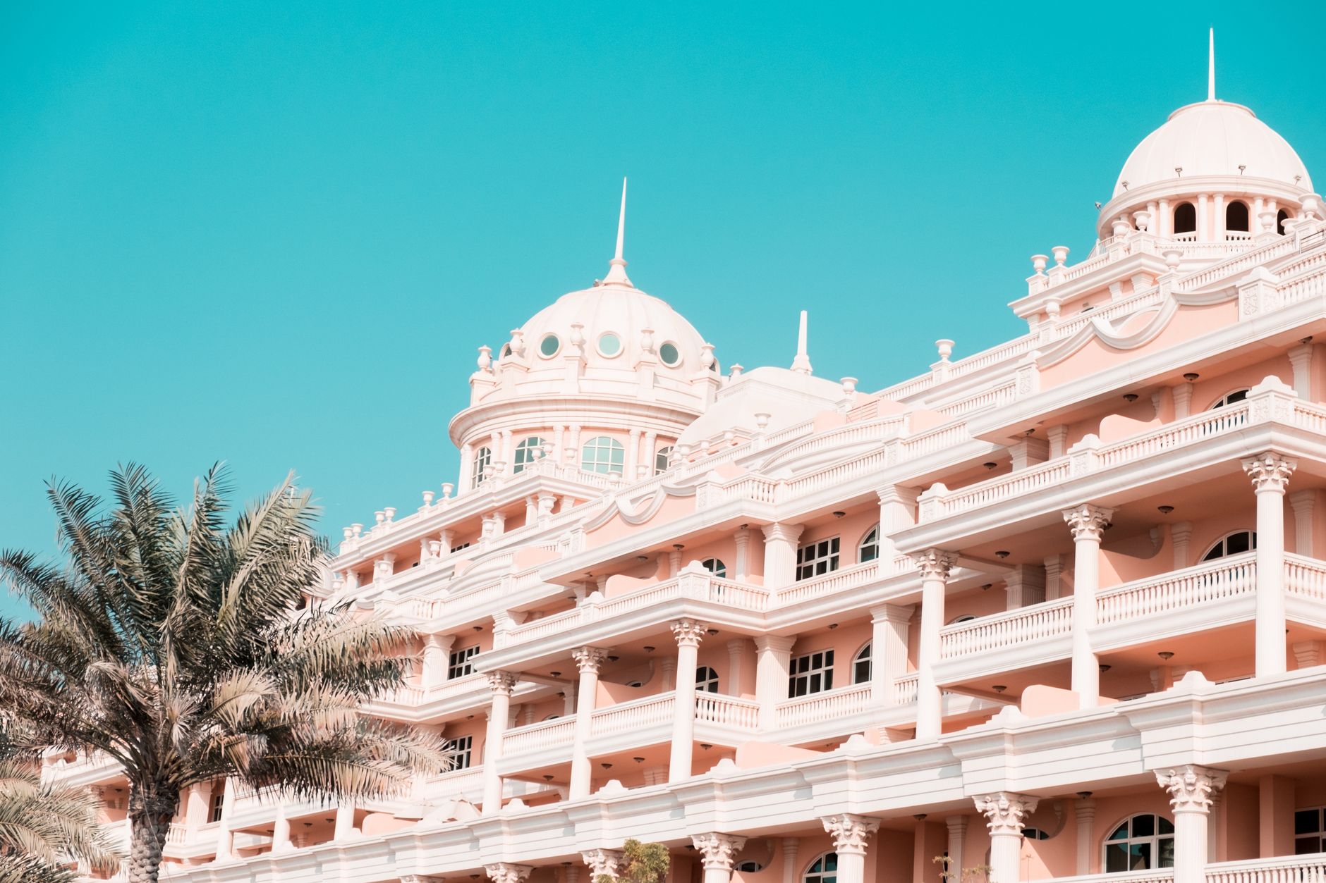 The Myth of the Self-Selling Luxury Home
